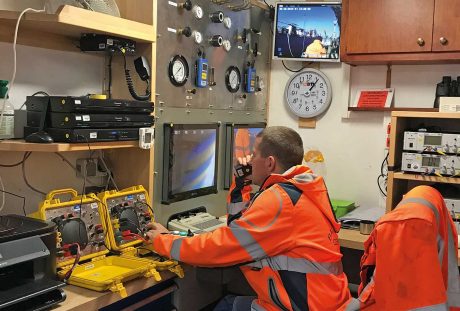 HIEVI – Crane and diving barge